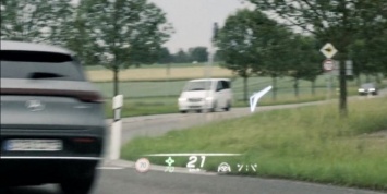 Mercedes показал проекционный дисплей с дополненной реальностью