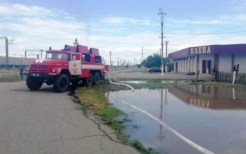 Спасатели продолжают операцию по спасению затопленного села на Херсонщине