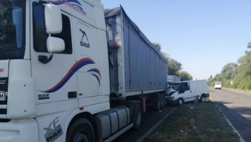 ДТП под Николаевом: микроавтобус въехал в седельный тягач