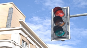 В Днепре на перекрестке Криворожской и Победителей установили 10 смарт светофоров