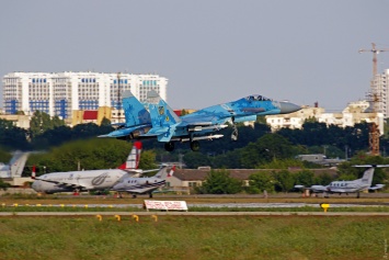 Новую взлетно-посадочную полосу одесского аэропорта случайно опробовал один самолет - военный