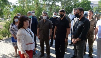 Разумков посетил на Луганщине школу и физкультурный центр