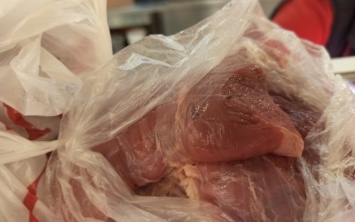 В магазинах Каховки обнаружили зараженное мясо