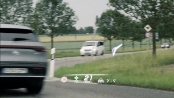 Компания Mercedes-Benz показала новейший проекционный дисплей (ВИДЕО)