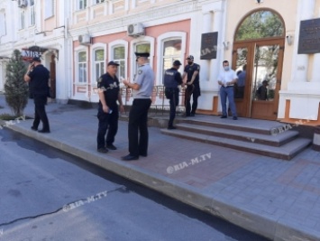 В Мелитополе на входе в мэрию дежурят полицейские - депутаты собираются на сессию (фото)