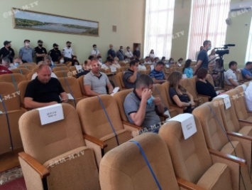 В Мелитополе депутаты провели сессию под надзором полиции (фото)