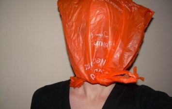 В Запорожской области покупатель в магазине надел на лицо вместо маски пакет (ВИДЕО)