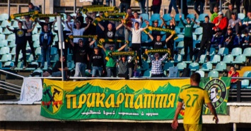 Футболистам "Прикарпатья" подарили украинскую азбуку