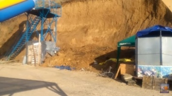 В Кирилловке обвалившийся берег рухнул на летнее кафе (видео)