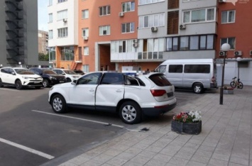 В Харькове мужчина погиб, рухнув с огромной высоты на автомобиль