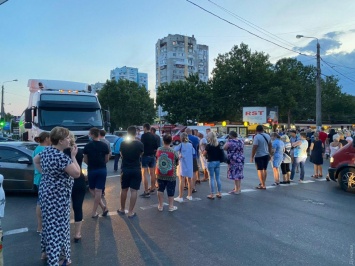 На Добровольского люди перекрыли дорогу из-за отключения света