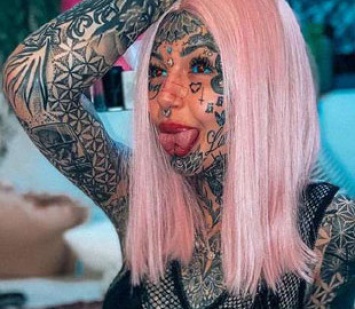 Девушка с татуировками по всему телу показала старый снимок с «чистой» кожей