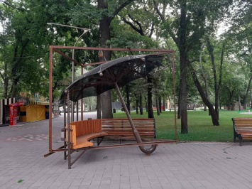 И отдохнуть, и от дождя спрятаться: в парке появится функциональный арт-объект