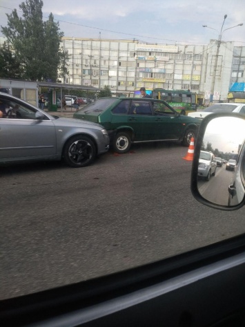 Цепная реакция: в Запорожье произошло ДТП с участием 4-х автомобилей
