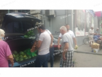 В Мелитополе всем желающим бесплатно раздавали арбузы и кукурузу (фото, видео)