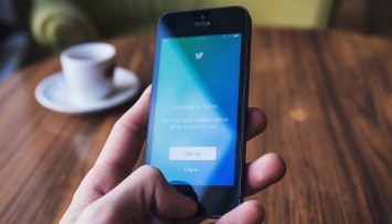 Перед взломом страниц знаменитостей хакеры атаковали телефоны работников Twitter