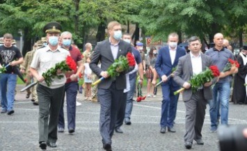 На Аллее памяти у Днепропетровской ОГА почтили погибших под Шахтерском героев (ФОТОРЕПОРТАЖ)