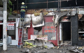 В Днепре пожар уничтожил торговые павильоны