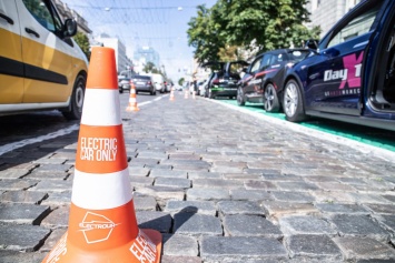 Парковки в центре Киева начали обустраивать зарядками для электрокаров: фото