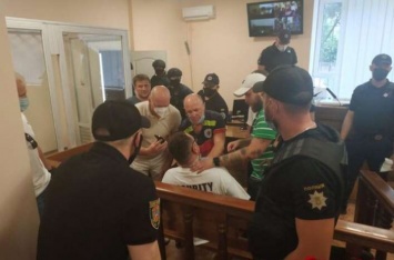 Одесский блогер Стас Домбровский в знак протеста перерезал себе горло лезвием прямо в зале суда. ВИДЕО