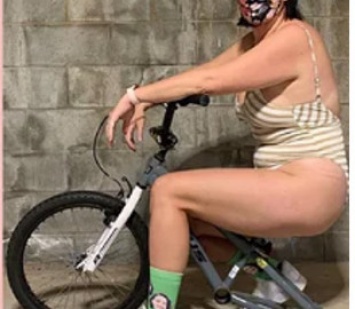 Полная блогерша села на велосипед в купальнике ради пародии на фото певицы