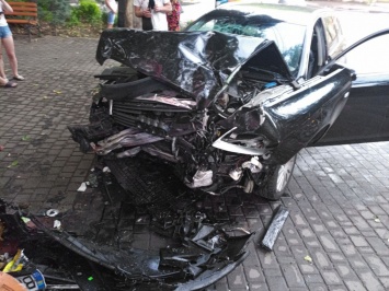 На Сегедской Audi и Opel после удара отбросило на тротуар и МАФ, чудом не задело пешехода