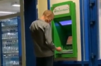 В Запорожье мужчина удивил поведением у банкомата (видео)