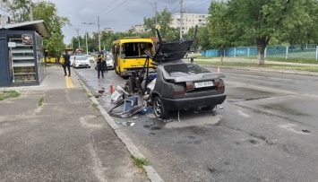В Киеве на Лесном массиве в результате ДТП горело авто с людьми внутри