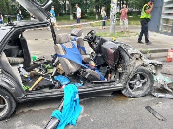 В Киеве Mercedes вылетел на встречную и врезался в маршрутку. Пострадавшие остались без конечностей и глаз