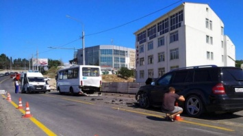 В Севастополе автомобиль въехал в автобус: пострадали дети