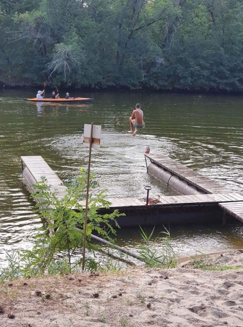 На водоеме под Днепром охотники стреляли уток рядом с купающимися детьми