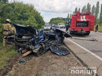 Смятая машина и двое пострадавших: в Харькове столкнулись грузовик и легковое авто, - ФОТО