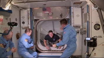 "Крю Дрэгон" с астронавтами отстыковался от МКС и летит к Земле