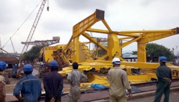 В Индии обрушился 70-тонный кран - погибли 11 рабочих (ВИДЕО)