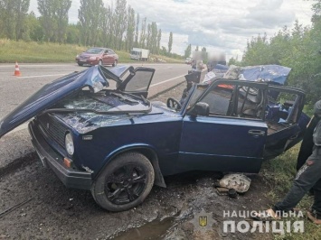 Авария с двумя пострадавшими в Харькове: спасатели доставали людей из смятого авто, - ВИДЕО