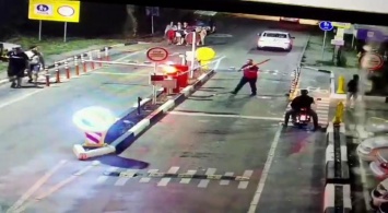 В Киеве ночью мужчина разбил пункт въезда на Труханов остров и попал на видео