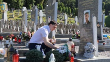 Во Львове на Лычаковском кладбище почтили память погибших воинов-десантников