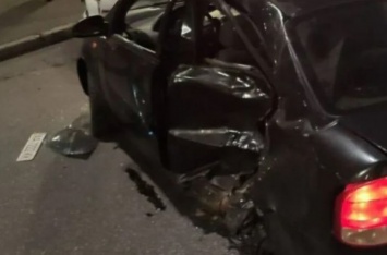 В Киеве мотоциклист на сумасшедшей скорости протаранил авто. ВИДЕО