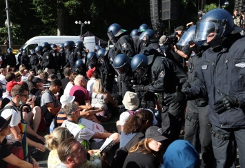 Количество полицейских, пострадавших в ходе протестных акций в Берлине, увеличилось до 45 - СМИ
