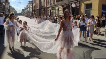 Украинка надела на выпускной оригинальное платье и побила рекорд - ходить в таком наряде помогали 40 человек