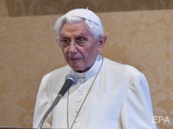 Бывший папа римский Бенедикт XVI тяжело заболел после возвращения из Германии - журналист