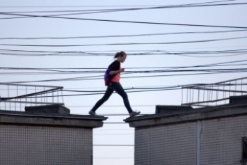 В Днепре на Фрунзенском дети гуляли на крыше школы: видео