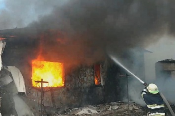 На Днепропетровщине сгорели три жилых дома: есть пострадавшие (фото)