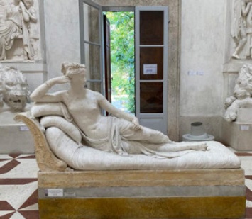 Мужчина сломал пальцы скульптуре при попытке сделать селфи в итальянском музее