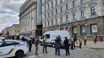 В центре Киева террорист угрожает взорвать банк: подробности