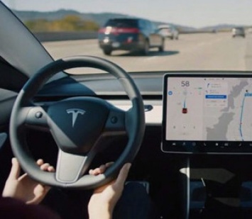За год автопилот Tesla значительно улучшил показатели безаварийности