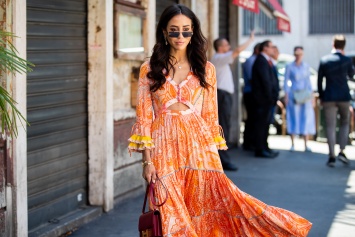 Streetstyle: как девушки носят платья в оранжевом оттенке