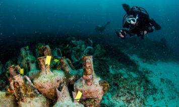 В Греции открыли первый подводный музей: в нем сотни древних амфор (фото)