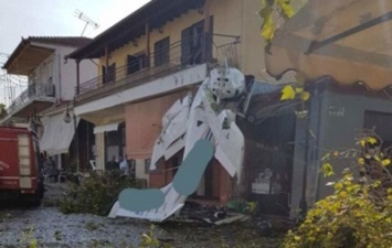 В Греции легкомоторный самолет рухнул на жилой дом