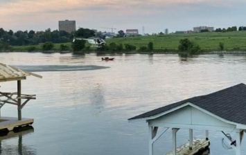 В США вертолет упал в реку